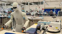Robot hình người bắt đầu vào nhà máy, làm 'công nhân' 